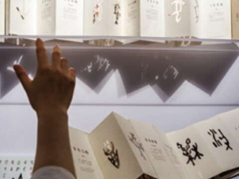 紅點設計博物館以 開放方式陳列世界級設計作品，讓參觀者可以零距離觸摸或體驗，感受設計者想傳達的意念。