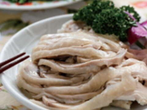 冷泉油雞以放山雞放入高湯中熬滷入味,肉質緊實油脂豐富,沾著桔醬入口,腴潤滑順。(楊智仁攝)