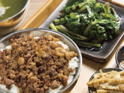 用宜蘭有機米、淋上海藻豬絞肉熬製的肉燥飯，搭配小菜一起吃，令人「揪感心」！（圖／楊智仁攝）