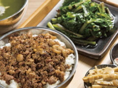 用宜蘭有機米、淋上海藻豬絞肉熬製的肉燥飯,搭配小菜一起吃,令人「揪感心」!(圖/楊智仁攝)