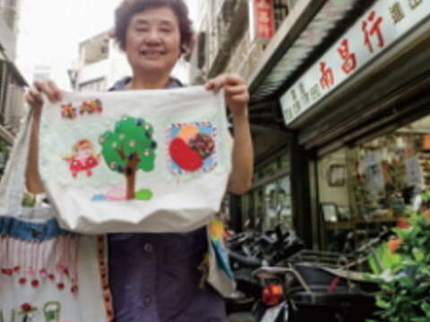 徐劉美惠女士時常為街坊店家熱心奔走。（許斌攝）