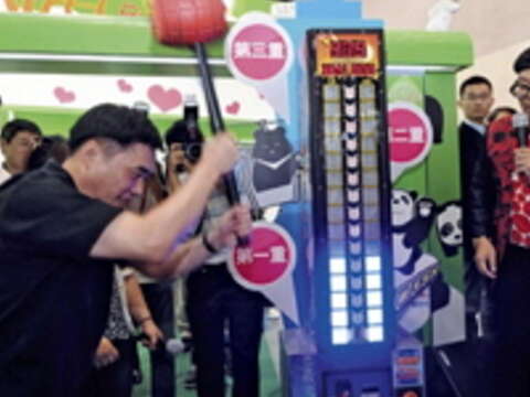 市長郝龍斌現身北 京旅展臺北館，揮槌玩「101大力士」遊戲，與現場民眾熱情互動。