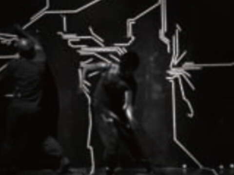 《暗黑計畫》混搭塗鴉文化與現代舞蹈，在漆黑劇場中盡情揮灑黑與白。（圖／臺北藝術節提供）