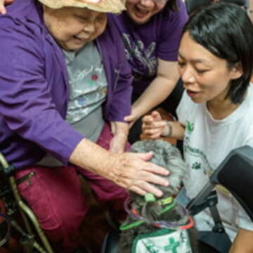 動物輔助課程讓失智長者樂開懷之餘,也讓家屬有暫時喘息、一起歡笑的機會。(許斌攝)