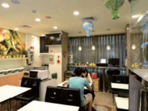 住宿旅客可在明亮的餐廳免費享用臺式早餐。 (許育愷攝)