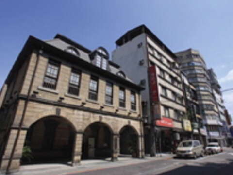 市定古蹟撫臺街洋樓,外觀為古典四柱三間石造拱廊騎樓,現在化身為「臺北攝影中心」重新開幕。