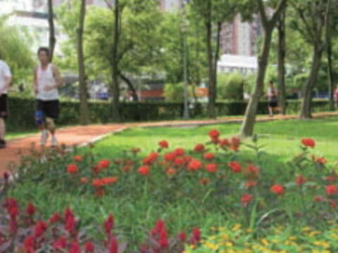 鄰里公園綠意滿盈，百花爭妍，構築出花園城市的風貌。（王能佑攝）