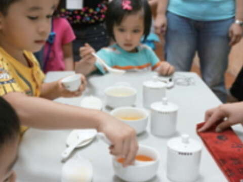 茶道文化季舉辦品茗活動，連小朋友也能參加，老少咸宜，深入日常生活。（圖／臺北市商業處提供）
