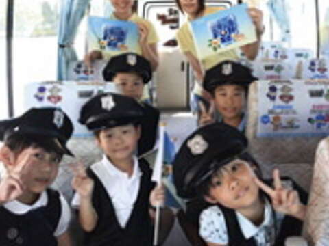 搭乘花博公園「戀夏巴士」暢遊三大園區,有小小車掌為你服務。