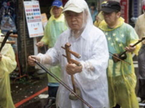 大頭金來鼓亭團員們不畏風雨,穿越大街小巷交織出最富庶民韻味的旋律。