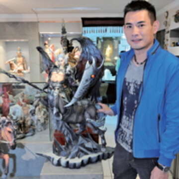 游曜鴻以人形為主要創作，對象從歷史人物到電玩偶像都有涉獵。（郭鳳孝攝）