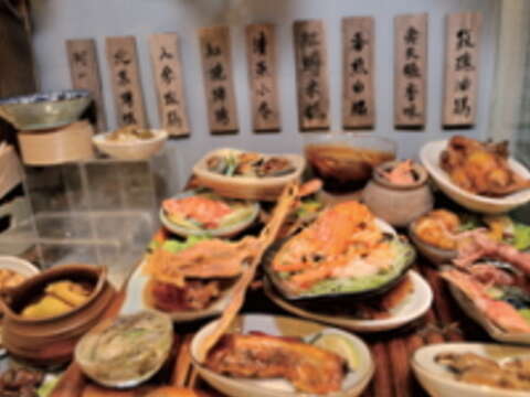 運用人形雕塑技巧製作的食物樣品，色香味俱全，令人垂涎三尺。（郭鳳孝攝）