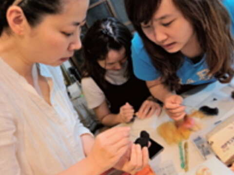 河馬媽授課時會在旁仔細指導，讓學生能帶著滿意的作品回家。（郭鳳孝攝）