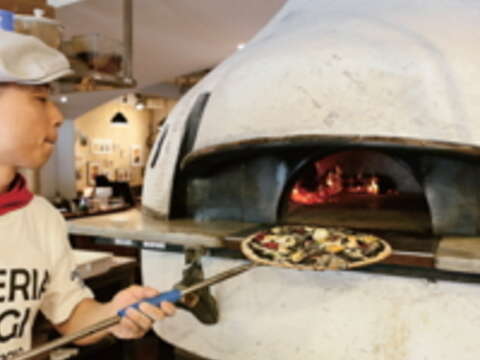 在餐廳裡蓋上傳統石頭窯爐，PIZZERIA OGGI的手工披薩每天新鮮上桌。（楊智仁攝）