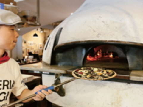 在餐廳裡蓋上傳統石頭窯爐,PIZZERIA OGGI的手工披薩每天新鮮上桌。(楊智仁攝)