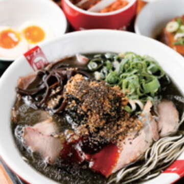 由墨魚汁、黑芝麻及祕製黑醬調配的「黑王」拉麵,以蒜酥提味,海味鮮香撲鼻。(楊智仁攝)