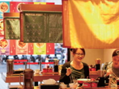 門簾印著日文菜單的Nagi，讓顧客在用餐之餘亦可體驗濃濃的日式風情。（楊智仁攝）