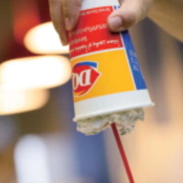 標榜「離櫃前倒杯不灑」,Dairy Queen的冰淇淋綿純堅實。(楊智仁攝)