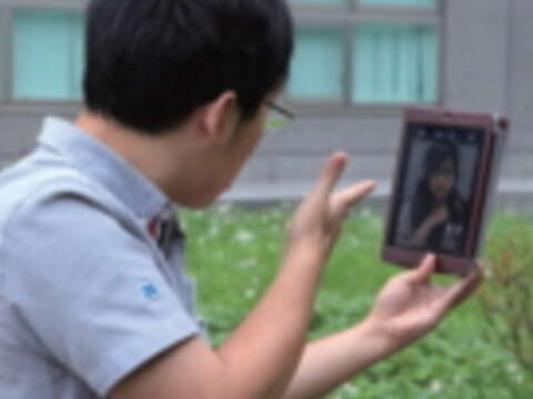 透過1999 LINE手語視訊服務,聽障朋友能即時和手譯員視訊通話互動。(王能佑攝)