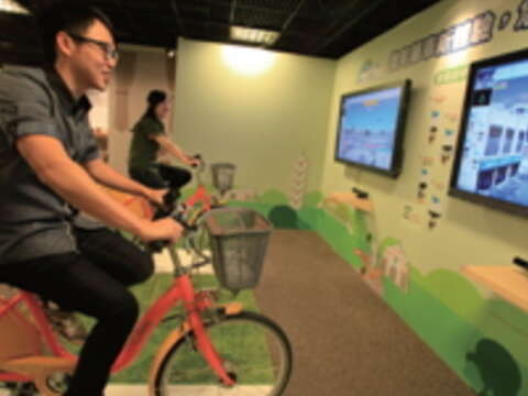參觀「臺北綠世界」特展可體驗互動式騎YouBike的快感。(王能佑攝)