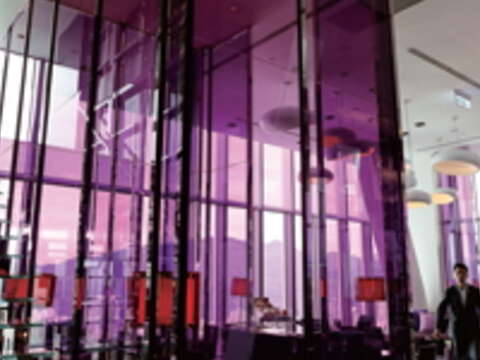 W酒店全球第一間中餐廳──紫艷中餐廳，以高雅貴氣的紫色為主打色。（楊智仁攝）