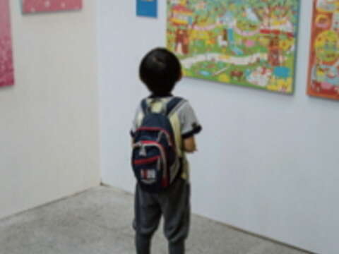 小學校舉辦充滿童趣的插畫展,讓孩子從小就能接觸藝術。(圖/小學校提供)