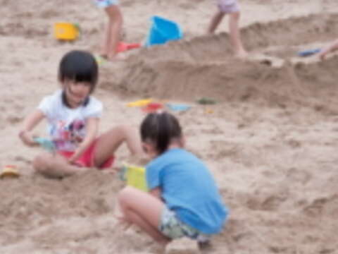 孩子在大佳河濱公園戲沙區堆沙堡、挖沙洞，好開心。（約瑟攝）