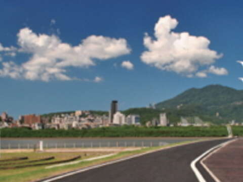 騎在環社子島河濱自行車道,可盡賞鄉村風光。(圖/臺北市政府工務局水利工程處提供 )
