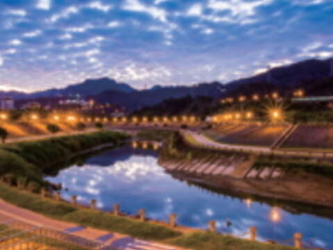 夕陽西下,華燈初 上之際的河濱美景,令人心馳神往不已。(圖/臺北市政府工務局水利工程處提供 )