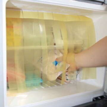 可以自製塑膠門簾來防止冰箱或冰庫的冷氣大量快速溢出。（圖／葛晶瑩提供）