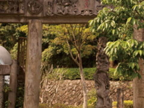 古物公園裡的斷柱與殘碑是滄桑歲月的歷史刻痕。(圖/JackRabbit提供)