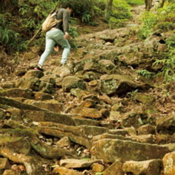 金面山古樸崎嶇的石階原始自然,須小心謹慎,慢步行走。(圖/JackRabbit提供)