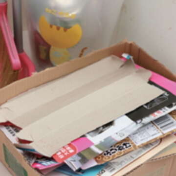 小紙盒拆開攤平，與傳單、信封等一起集中放置等待回收，減少垃圾袋空間浪費。（葛晶瑩攝）
