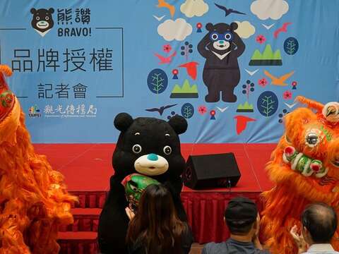 熊讚扮演小獅子與太平國小舞獅隊進行演出