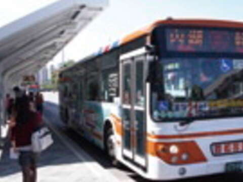 李博文建議搭公車來趟臺北微旅行，感受舒適慢活之美。（王能佑攝）