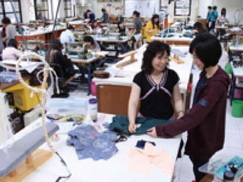 透過產訓,培養服裝設計人才。(王能佑攝)