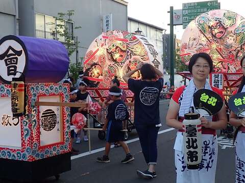 臺北市觀光傳播局蕭君杰主秘及市府工作人員穿著祭典浴衣，手持印有臺北字樣的扇子、燈籠參加睡魔祭遊行。.JPG