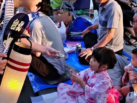 臺北市觀光傳播局蕭君杰主秘將臺北紀念品分送給參加祭典的小朋友。.JPG