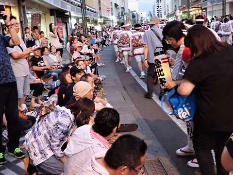 臺北市觀光傳播局蕭君杰主秘領工作人員，於遊行隊伍中宣傳臺北觀光並分送紀念品。.JPG