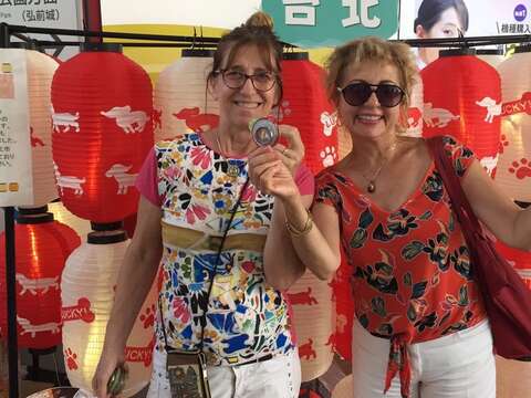 弘前車站臺北觀光宣傳展位登龍街吸引觀光客駐足拍照。