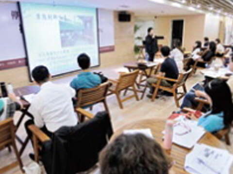 職涯發展講座邀請各路專家分享經驗,吸引許多年輕人前往。(郭鳳孝攝)