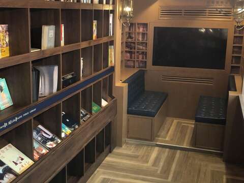 兒童新樂園趣味微旅行 北市圖行動書車駐點展示