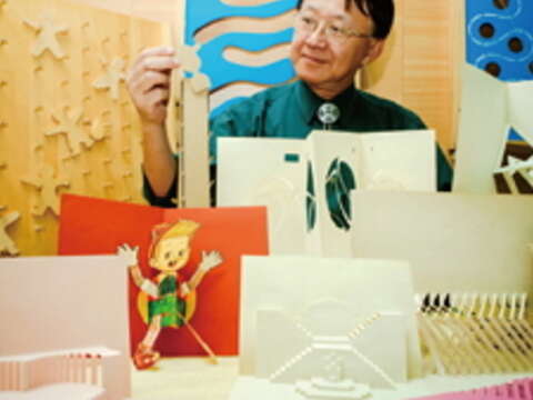 醉心童玩世界的張世宗結合教育理論,讓舊時玩具有了新面貌。(許斌攝)