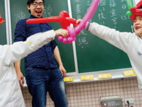 魔術師Kevin是小朋友的最佳玩伴,教導魔術的同時,也訓練小朋友的臺風。(許斌攝)