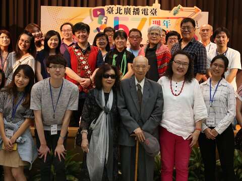 臺長陳慈銘與老臺長劉劍寒與主持人、同仁合照.JPG