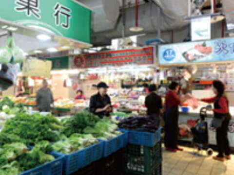 蔬果攤用綠色招牌，魚貨攤用藍色招牌，哪個攤販賣什麼一目了然。（吳金石攝）