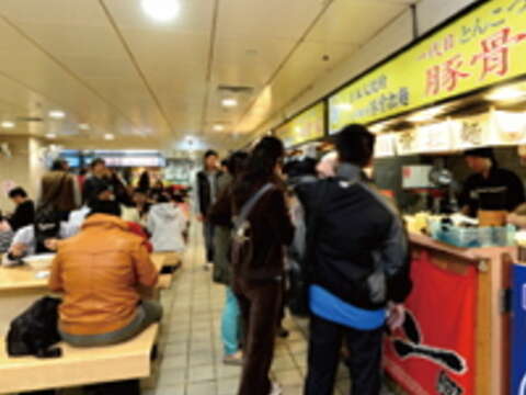 西湖市場內人氣滾滾的日本拉麵，想吃就要趁早前往領取號碼牌。（吳金石攝）