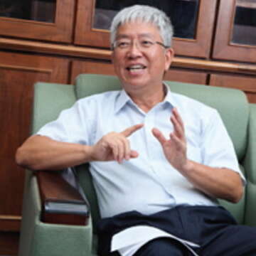 張金鶚提醒年輕人,投資自己會比投資不動產獲利來得大。(王能佑攝)