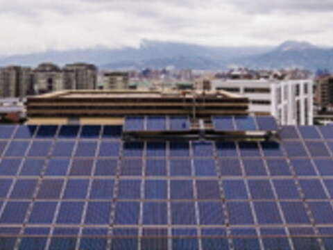 大龍峒公營住宅符合綠建築標準，屋頂設置太陽能發電系統，供應公共區域照明用電。（廖碩文攝）