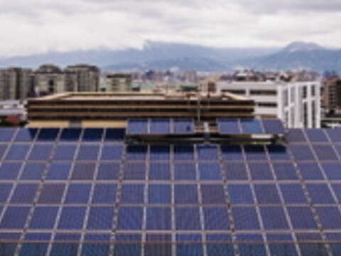 大龍峒公營住宅符合綠建築標準,屋頂設置太陽能發電系統,供應公共區域照明用電。(廖碩文攝)